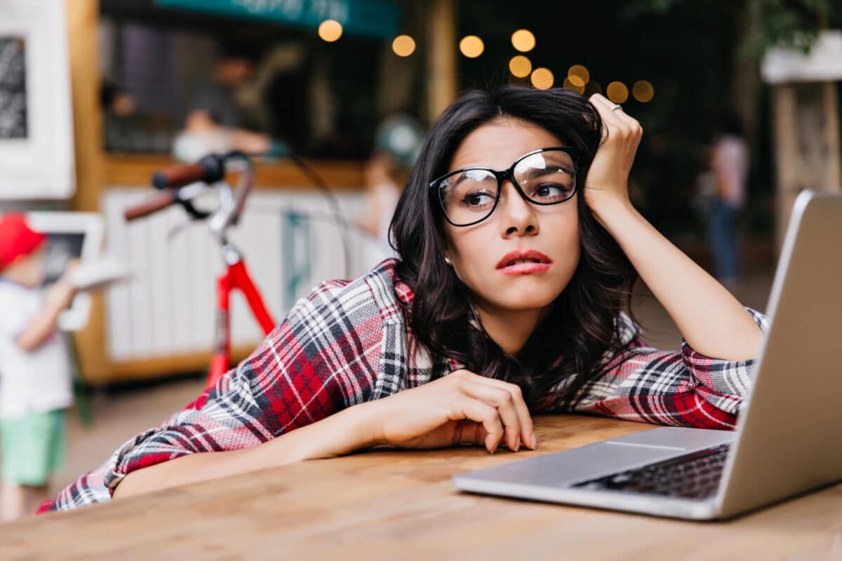 une femme devant son Mac qui tourne au ralenti