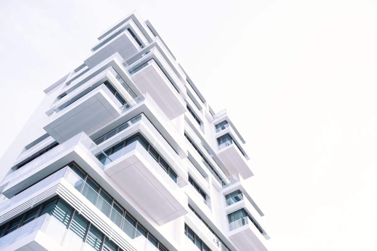 Location d'appartement : faut-il gérer soi-même ou déléguer la gestion ? 