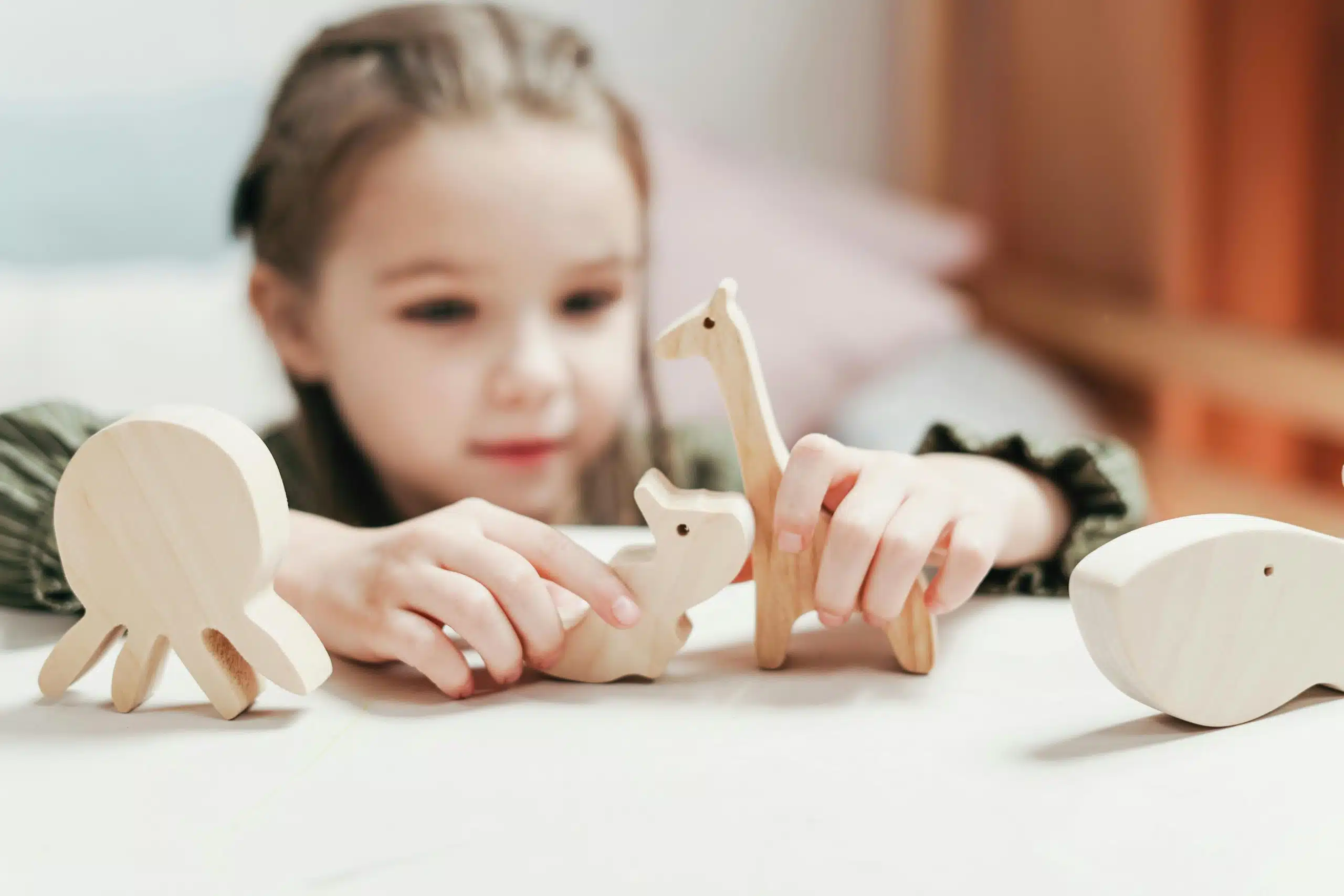 Une enfant jouant dans sa chambre