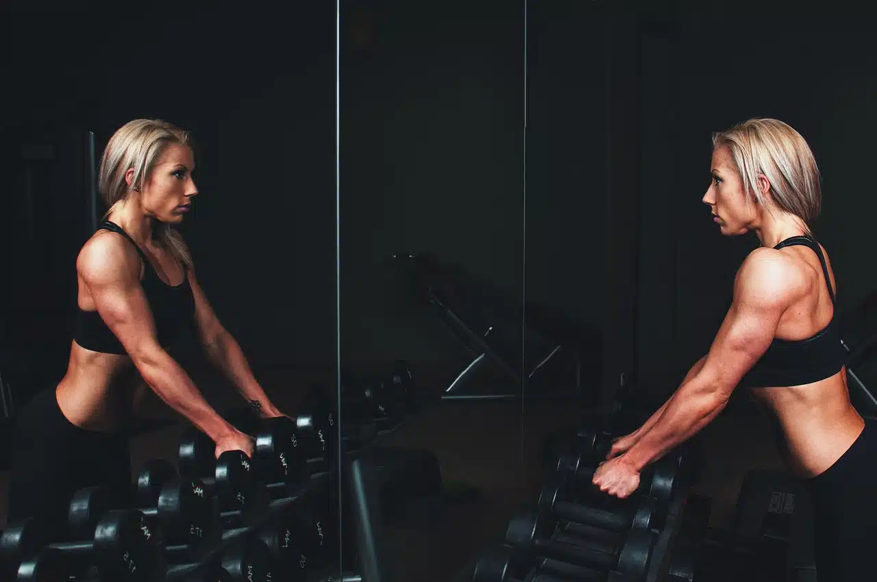 Une femme en train de faire de la musculation