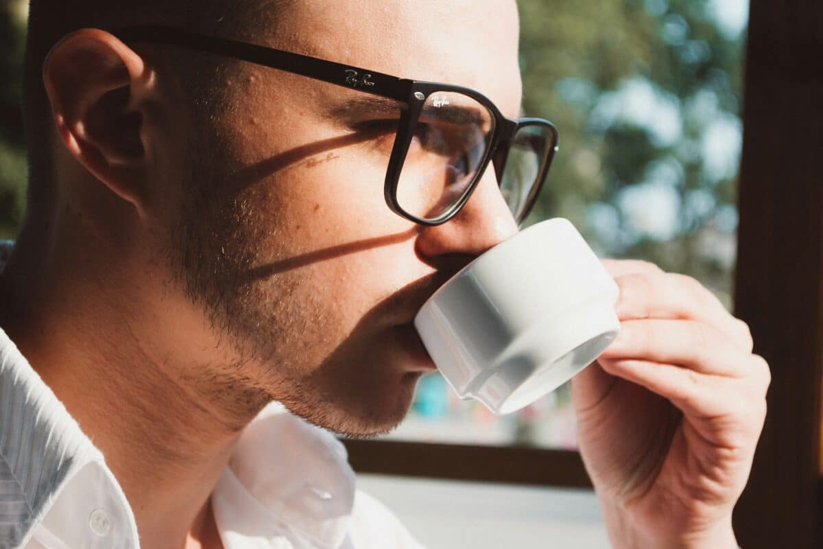 un homme buvant un café